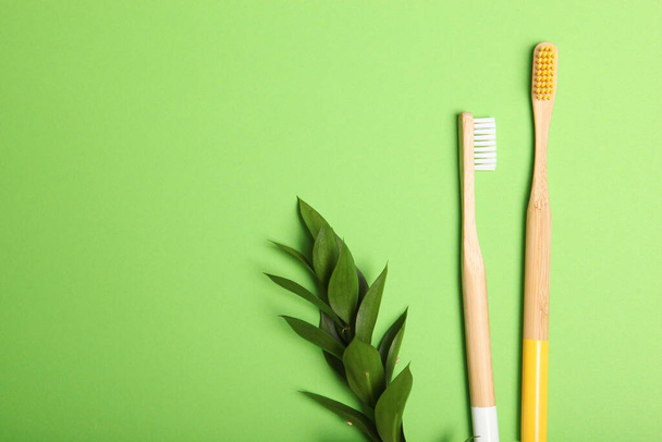 escovas de dentes de bambu naturais em uma vista superior de fundo colorido. Cuidados orais e odontológicos
. - Foto, Imagem