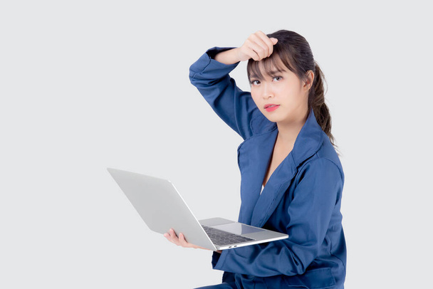 Hermosa joven mujer asiática trabajando y mirando ordenador portátil con agotado y preocupado aislado sobre fondo blanco, mujer de negocios asia frustrado y el estrés para los negocios con problemas
. - Foto, imagen