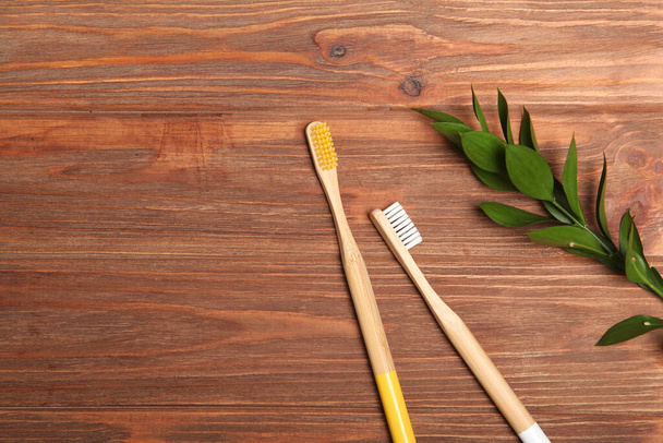 természetes bambusz fogkefék színes háttér felülnézetből. Száj- és fogápolás. - Fotó, kép