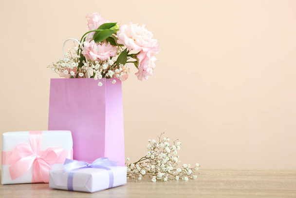 fleurs et cadeaux sur la table. 8 mars concept, fête des mères, fête des femmes, anniversaire
. - Photo, image