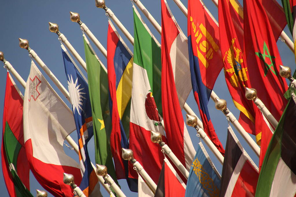 Σημαίες διαφόρων χωρών σε διεθνή εκδήλωση - Φωτογραφία, εικόνα