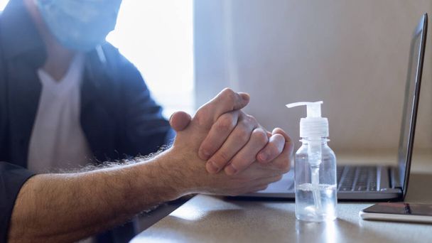 Μη αναγνωρίσιμος άνθρωπος που χρησιμοποιεί απολυμαντικό απολυμαίνοντας τα χέρια πριν από την εργασία, Πανόραμα, περικοπεί - Φωτογραφία, εικόνα