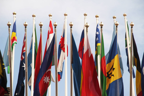 国際的なイベントで異なる国の旗 - 写真・画像