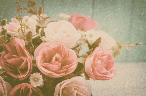 Primer plano de Pastel Artificial Pink Rose Wedding Bouquet nupcial sobre fondo de madera azul con tono grunge y vintage
 - Foto, Imagen