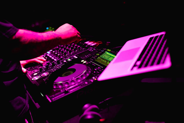 Dj manos en la cubierta del equipo y mezclador con tocadiscos dj en el club nocturno en la fiesta
 - Foto, imagen