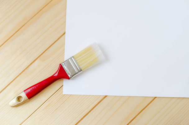 Prázdný bílý skicový papír s štětcem na dřevěném stole - Fotografie, Obrázek