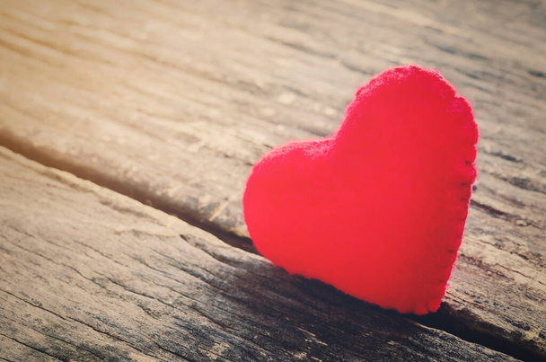 Červené retro srdce na starém dřevěném stole s retro a dálniční tón - Valentýn a koncept lásky - Fotografie, Obrázek