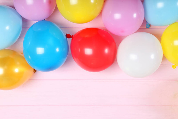 Luftballons in farbiger Draufsicht. Festlicher Hintergrund mit Platz für Text. - Foto, Bild