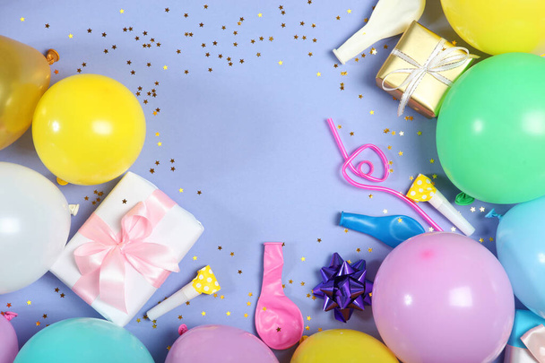 Flatlay compositie met accessoires voor een feestje of verjaardag op een gekleurde achtergrond met plaats voor tekst bovenaanzicht. - Foto, afbeelding