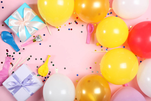 Bir parti ya da doğum günü için aksesuarları olan düz konum metin üstü görünümü için yeri olan renkli bir arkaplan üzerinde. - Fotoğraf, Görsel