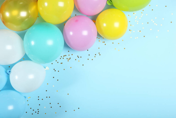Luftballons in farbiger Draufsicht. Festlicher Hintergrund mit Platz für Text. - Foto, Bild