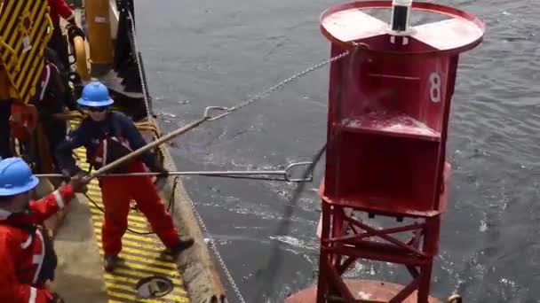 Coast Guard personnel maintain and clean ocean buoys. - Materiał filmowy, wideo