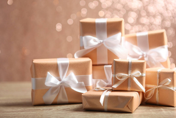 Geschenkschachteln in Goldverpackung auf glänzendem Hintergrund. Feiertag, Geschenk, Weihnachten, Geburtstag, Neujahr, Muttertag. - Foto, Bild