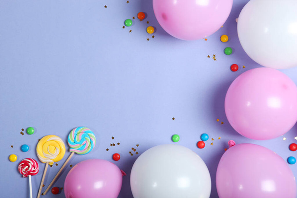 Bir parti ya da doğum günü için aksesuarları olan düz konum metin üstü görünümü için yeri olan renkli bir arkaplan üzerinde. - Fotoğraf, Görsel