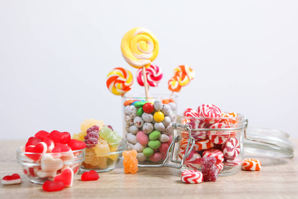 різні цукерки та цукерки на столі на кольоровому фоні
. - Фото, зображення