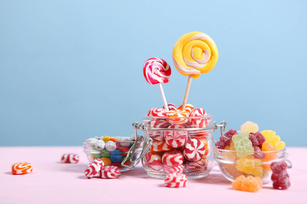 varios dulces y dulces en la mesa sobre un fondo de color
. - Foto, Imagen