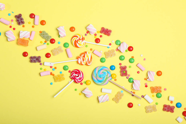 Cukorkák és édességek színes háttér felülnézet helyet a szöveg. - Fotó, kép