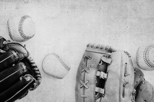 Honkbal handschoenen met oude ballen en vintage textuur voor sport achtergrond. - Foto, afbeelding