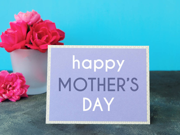 Arka planda güller olan anneler günü tatil kartı - Fotoğraf, Görsel