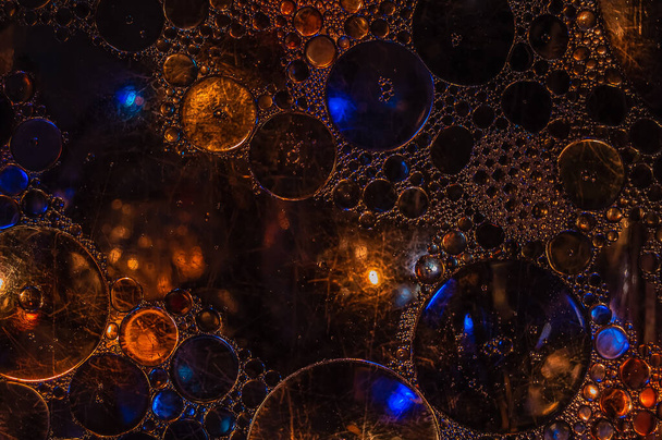 Gocce di olio in un bicchiere d'acqua in diversi colori
 - Foto, immagini