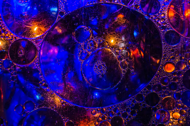 Öljytipat lasilliseen vettä eri väreissä
 - Valokuva, kuva