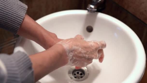 Mulher lavando as mãos esfregando os dedos como prevenção de pandemias de Coronavírus
 - Filmagem, Vídeo