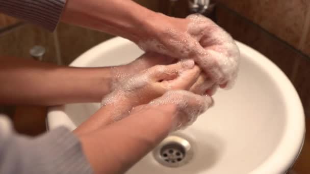 Mutter wäscht ihren Töchtern die Hände als Vorbeugung gegen Coronavirus-Pandemie - Filmmaterial, Video