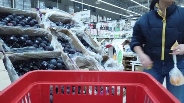 17 APRIL 2020, MOSCOW, RUSSIA: Food cart moves through the hypermarket - Filmagem, Vídeo