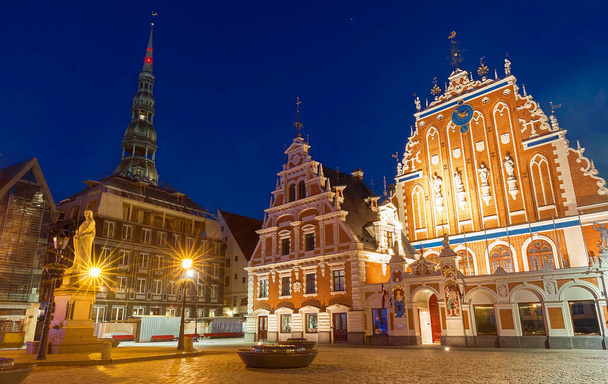 Praça da Câmara Municipal com a famosa Casa dos Blackheads na Cidade Velha de Riga à noite, Letónia
. - Foto, Imagem