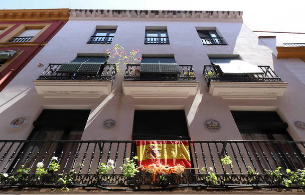 Fachada da casa espanhola tradicional decorada com azulejos. Sevilha, Andaluzia, Espanha, Europa Ocidental
. - Foto, Imagem