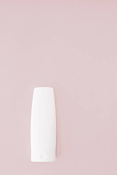 Crema idratante per le mani o lozione per il corpo su sfondo rosa, prodotti di bellezza e cosmetici per la cura della pelle
 - Foto, immagini
