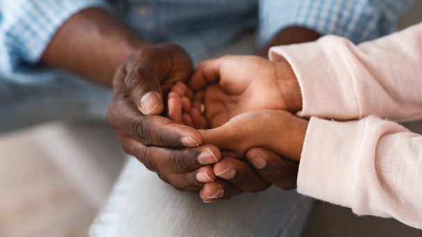 Rodinné pouto. Afroamerický dědeček a dítě držící se za ruce, detailní záběr. Panorama - Fotografie, Obrázek