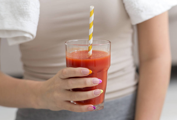 Žena po fitness pití řepa detox smoothie - Fotografie, Obrázek