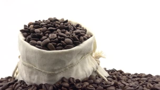 4k A Sack зі смаженими кавовими зернами обертаються на білому фоні-дан
 - Кадри, відео