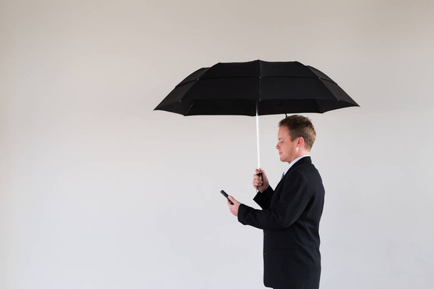 Giovane uomo d'affari in possesso di un ombrello
. - Foto, immagini