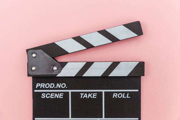 映画製作者。古典的な監督空の映画ピンクの背景に隔離されたクラッパーボードや映画スレートを作る。ビデオ制作映画業界のコンセプト。フラットレイアウトトップビューコピースペースモックアップ - 写真・画像