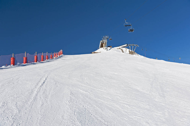 Панорамний краєвид на долину вгору на лижний схил взимку альпійський гірський курорт з підйомником
 - Фото, зображення