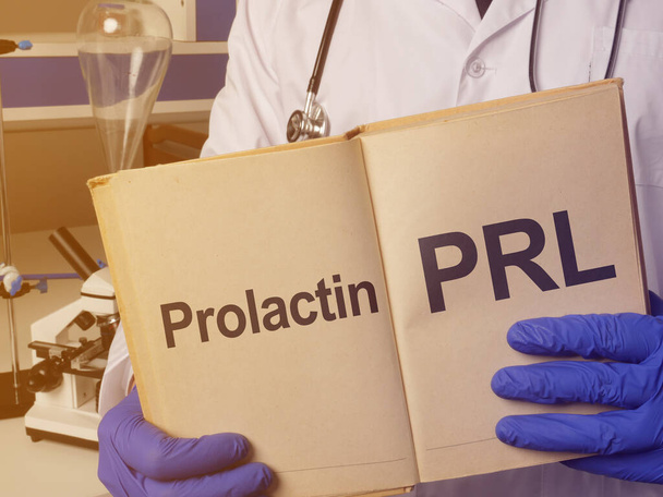 Пролактин PRL показаний на концептуальній медичній фотографії. - Фото, зображення