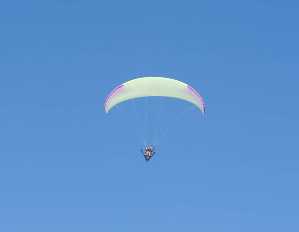 Parapente volant en tandem avec skis sur fond bleu ciel
 - Photo, image