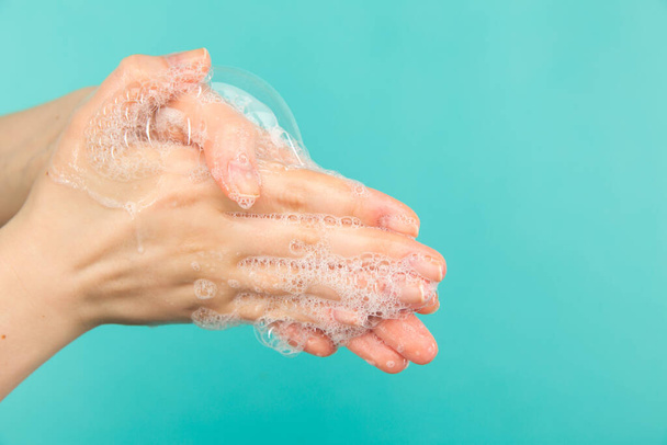 コロナウイルスの予防.人の手を隔離洗浄の閉鎖。清潔感とボディケアのコンセプト - 写真・画像