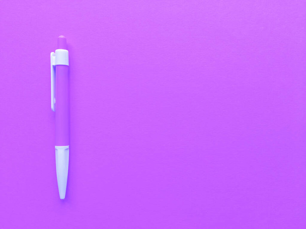Pink and white pen on pink background. Minimalistic monochrome flat lay with copy space. Stock photo. - Zdjęcie, obraz