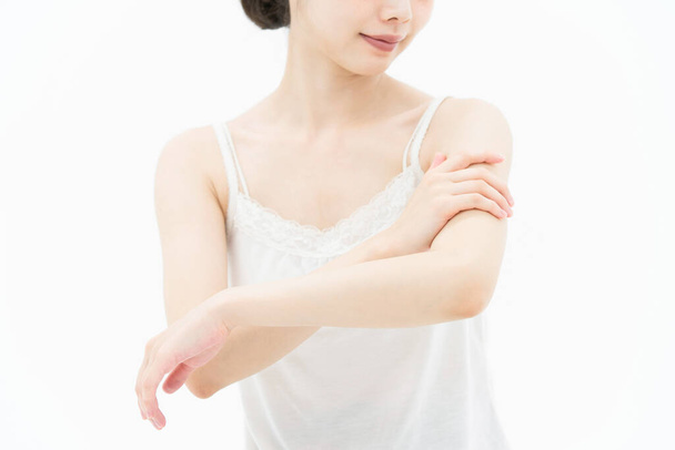 Asijské (japonské) mladá žena, která se dotýká a kontroluje její kožní stav - Fotografie, Obrázek