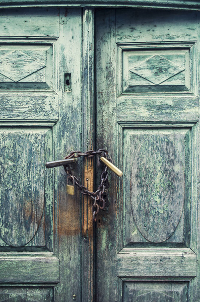 Starožitné smaragdové dveře s mušlemi se zámkem na řetězy. Fotografie konceptu karantény. - Fotografie, Obrázek