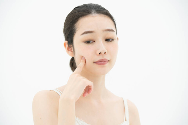 Młoda Azjatka cierpiąca na chropowatą skórę spowodowaną stresem - Zdjęcie, obraz