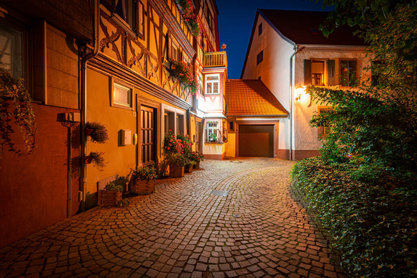 ドイツのバイエルン州、ヴュルツブルグの夜の旧市街の通り。提灯と伝統的なヨーロッパの建築と空の路地. - 写真・画像