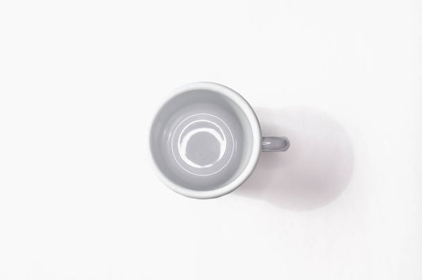 Copa de metal gris pastel sobre fondo blanco. Estilo de minimalismo monocromo de moda
.  - Foto, imagen