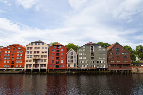 Красочные пейзажи у реки в норвежском Тронхейме
. - Фото, изображение