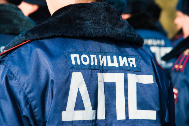 Russische politieagenten in uniform. Tekst in het Russisch: "Wegenwacht" - Foto, afbeelding