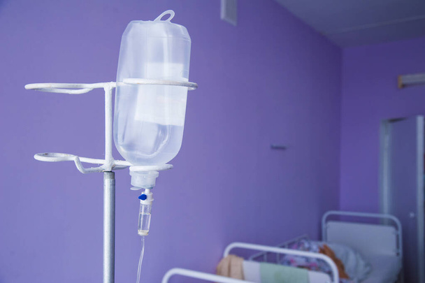Медичний крапельниця на підставці в лікарняній кімнаті
 - Фото, зображення