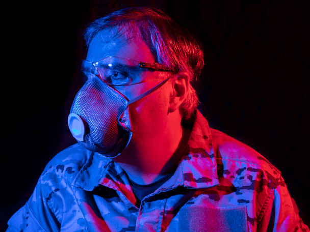 Man in militair uniform beschermd tegen coronavirus. - Foto, afbeelding
